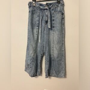 Kenzie Kaya wide leg capris, light blue wash, women’s size 12. Super cute!